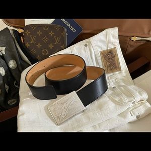 Louis Vuitton Traveling Requisites Black Leather Belt w/Silver Buckle, size 34